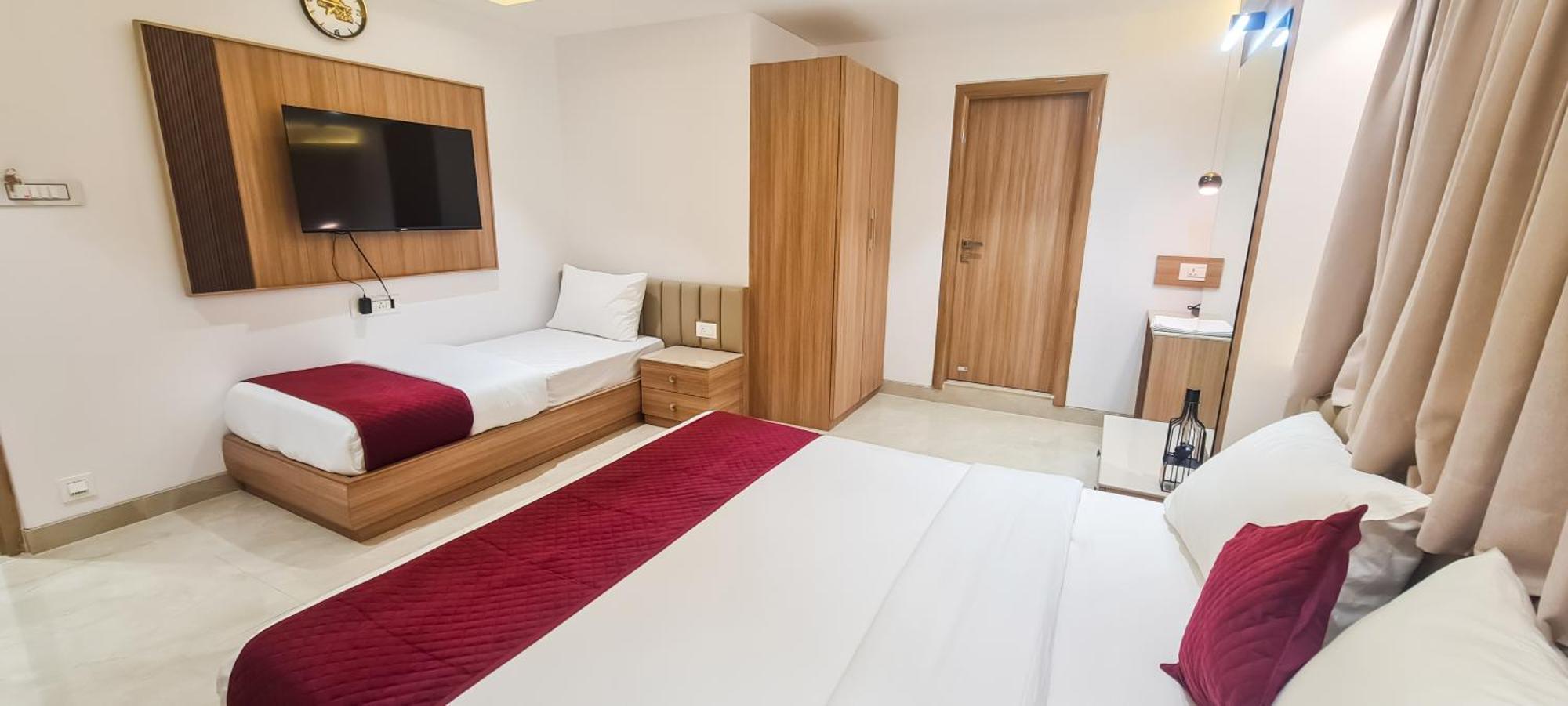 Hotel The Grand Murli Surat Bagian luar foto