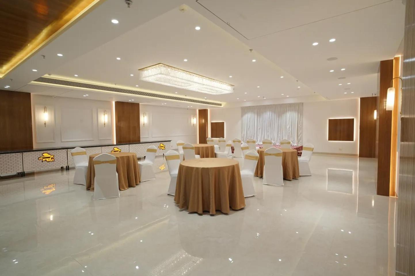 Hotel The Grand Murli Surat Bagian luar foto
