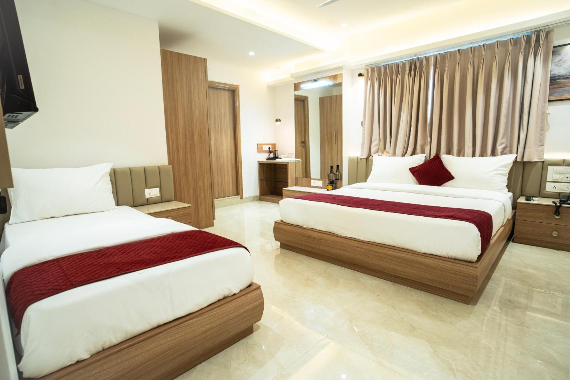 Hotel The Grand Murli Surat Bagian luar foto