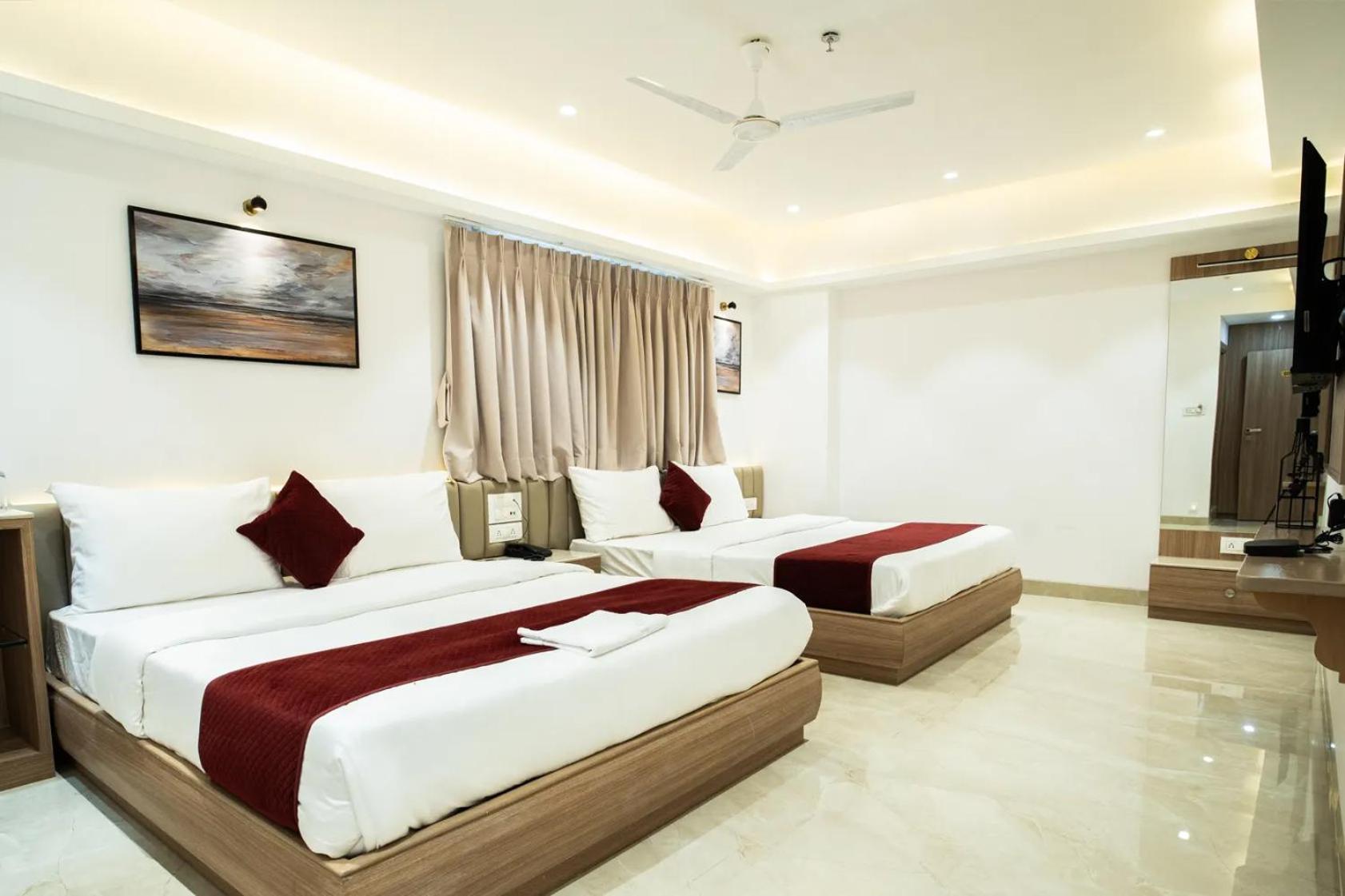 Hotel The Grand Murli Surat Bagian luar foto