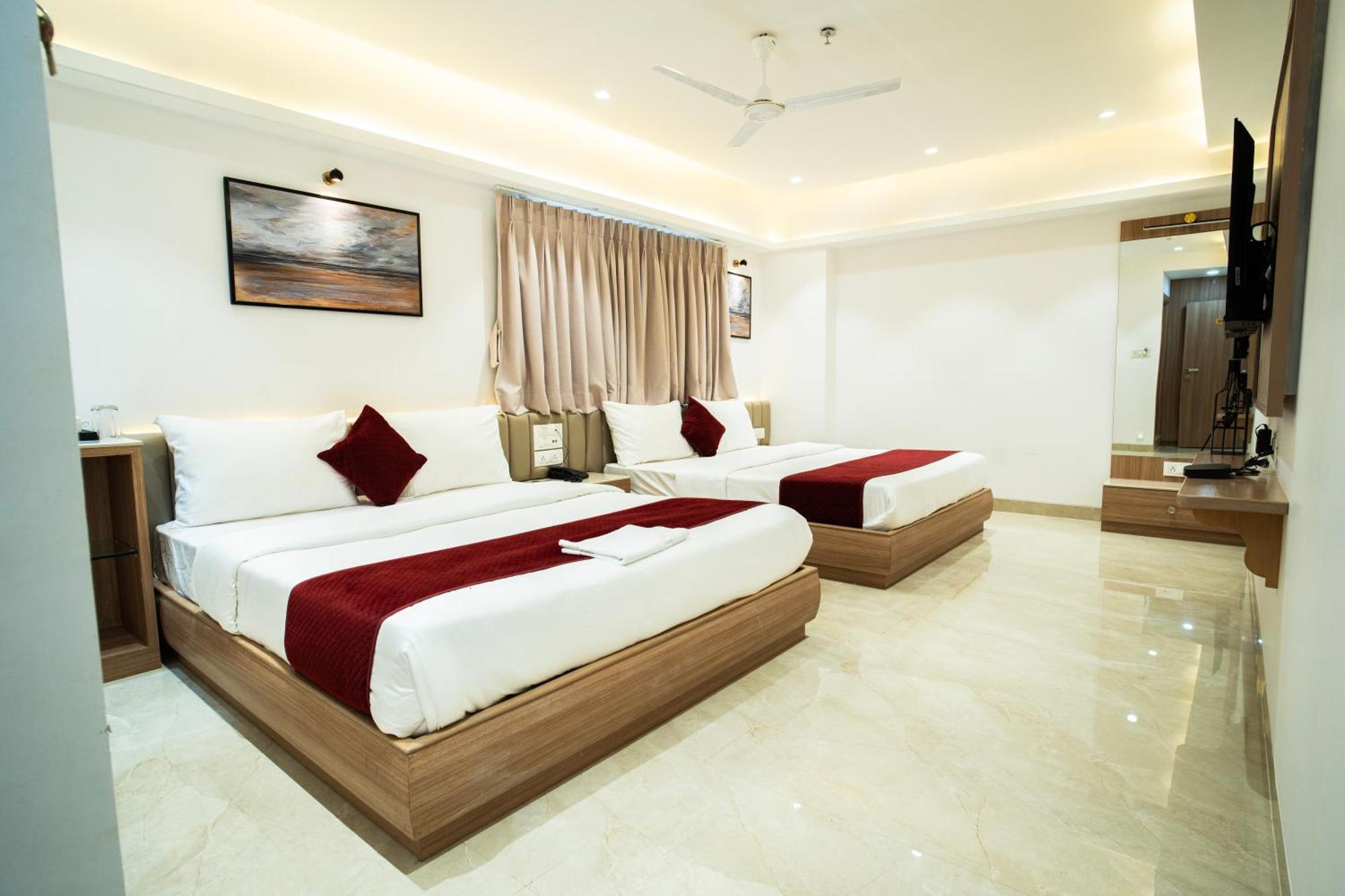 Hotel The Grand Murli Surat Bagian luar foto