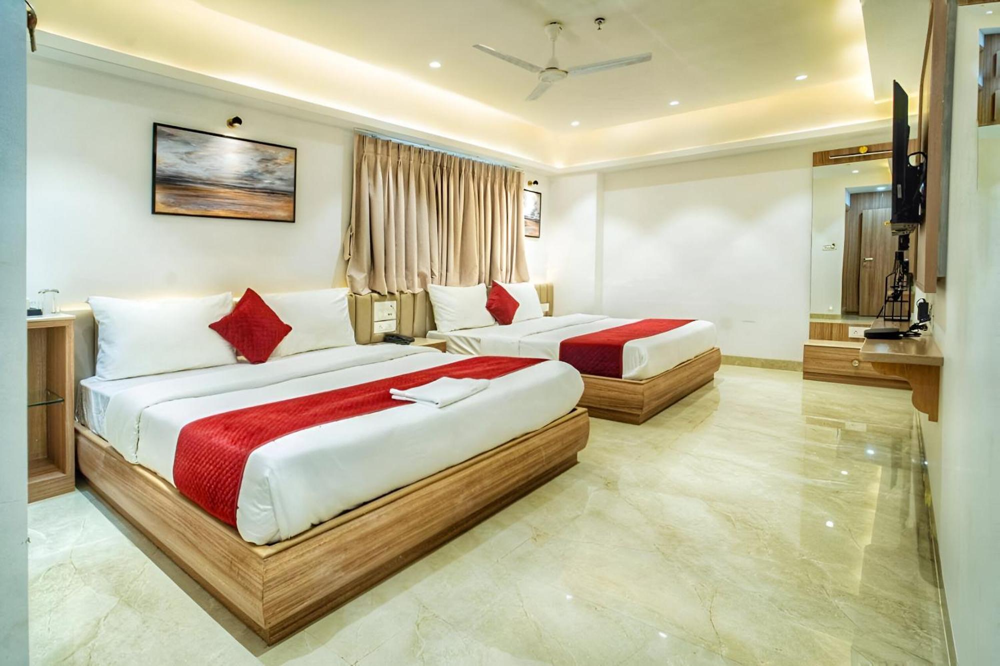 Hotel The Grand Murli Surat Bagian luar foto