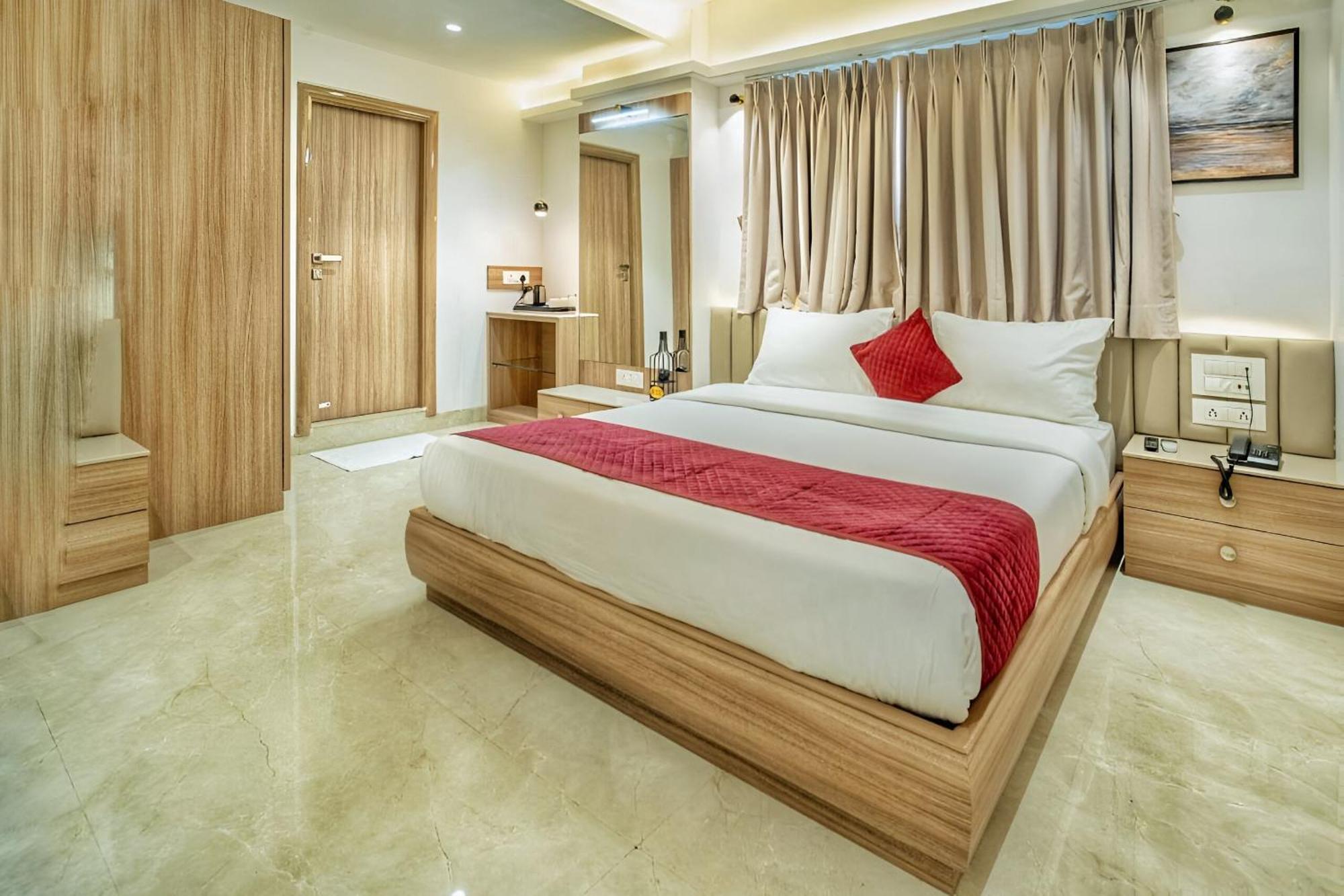 Hotel The Grand Murli Surat Bagian luar foto